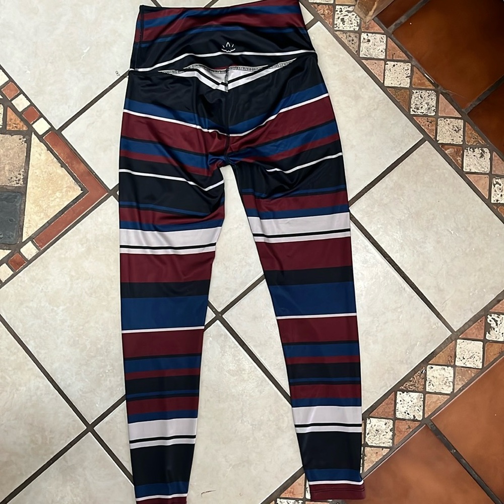 Beyond Yoga striped leggings GREAT CONDITION. Size M